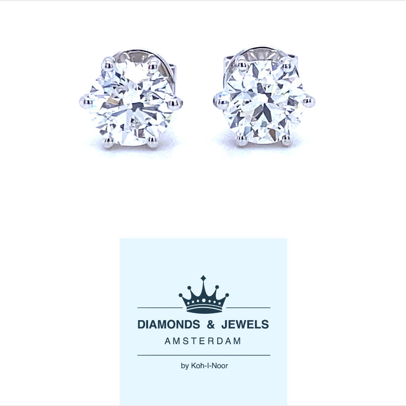 18 karaat wit gouden solitaire oorknoppen van 2.13 gram. Bezet met 2 briljant geslepen diamanten die zijn voorzien van een GIA Diamant Certificaat. De diamanten hebben een totaalgewicht van 2.00 crt Kleur: G Kwaliteit: SI1 Zetting: Ø 8 mm Model: O 4073