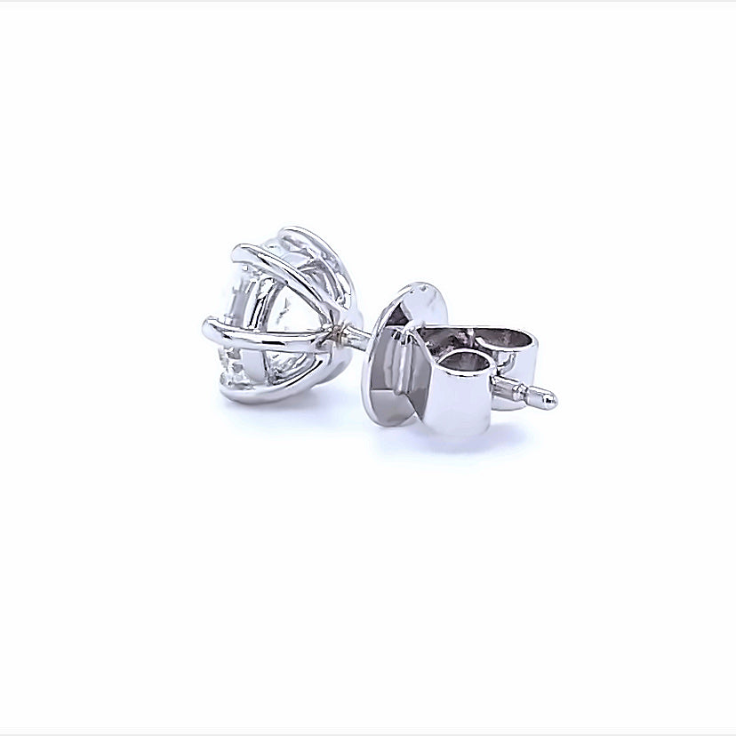 
                      
                        18 karaats wit gouden enkele mannen solitaire oorknop van 1.6 gram. Bezet met een GIA gecertificeerde briljant geslepen diamant van 1.00 crt Kleur: G Kwaliteit: SI1 Zetting: Ø: 8 mm Model: O 4073
                      
                    