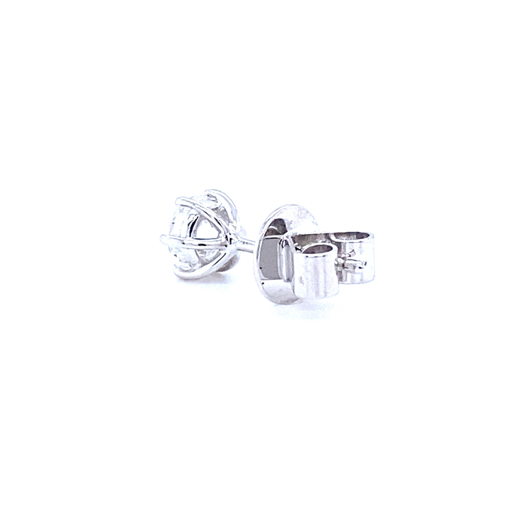 
                      
                        18 karaat wit gouden enkele mannen solitaire oorknop van 0.77 gram. Bezet met 1 briljant geslepen diamant met GIA Certificaat van 0.41 crt Kleur: G Kwaliteit: SI1 Zetting: Ø 6mm Model: O 4074-1
                      
                    