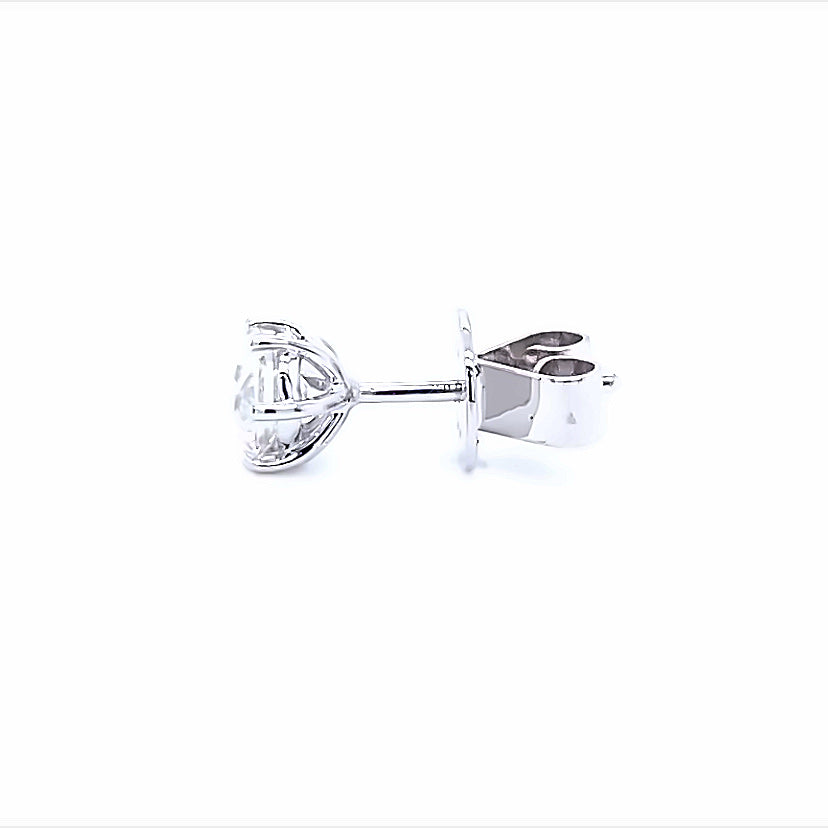 
                      
                        18 karaat wit gouden enkele mannen solitaire oorknop van 0.77 gram. Bezet met 1 briljant geslepen diamant met GIA Certificaat van 0.41 crt Kleur: G Kwaliteit: SI1 Zetting: Ø 6mm Model: O 4074-1
                      
                    