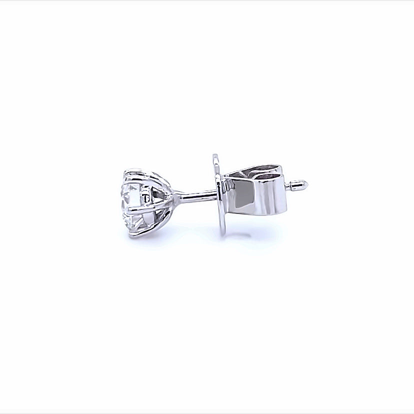 
                      
                        18 karaat witgouden solitaire mannen oorknop van 0.75 gram. Bezet met 1 briljant geslepen diamant van 0.30 crt met een GIA certificaat. Kleur: G Kwaliteit: SI1 Zetting: Ø 5 mm Model: O 4075-1
                      
                    