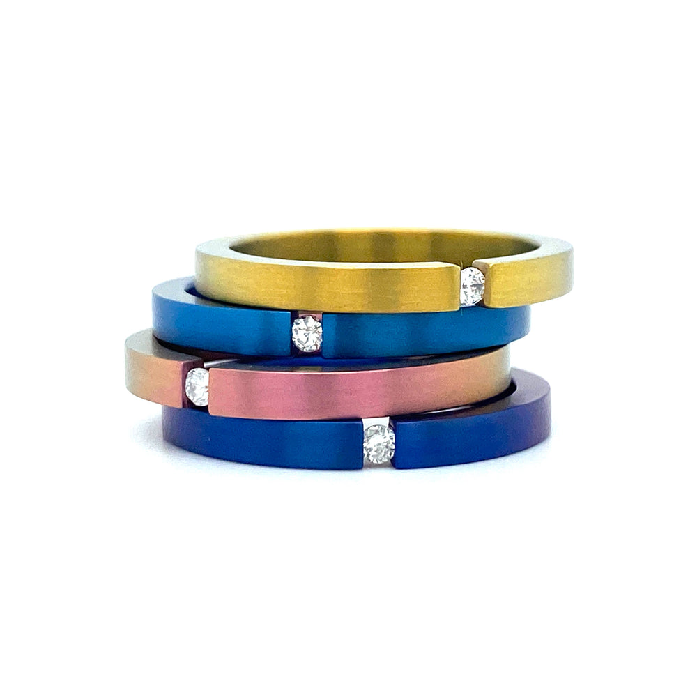 
                      
                        Diverse gekleurde titanium ringen bezet met 1 briljant geslepen diamant van 0.03crt kleur top wesselton kwaliteit si maat 17.25/54 €135 per stuk
                      
                    
