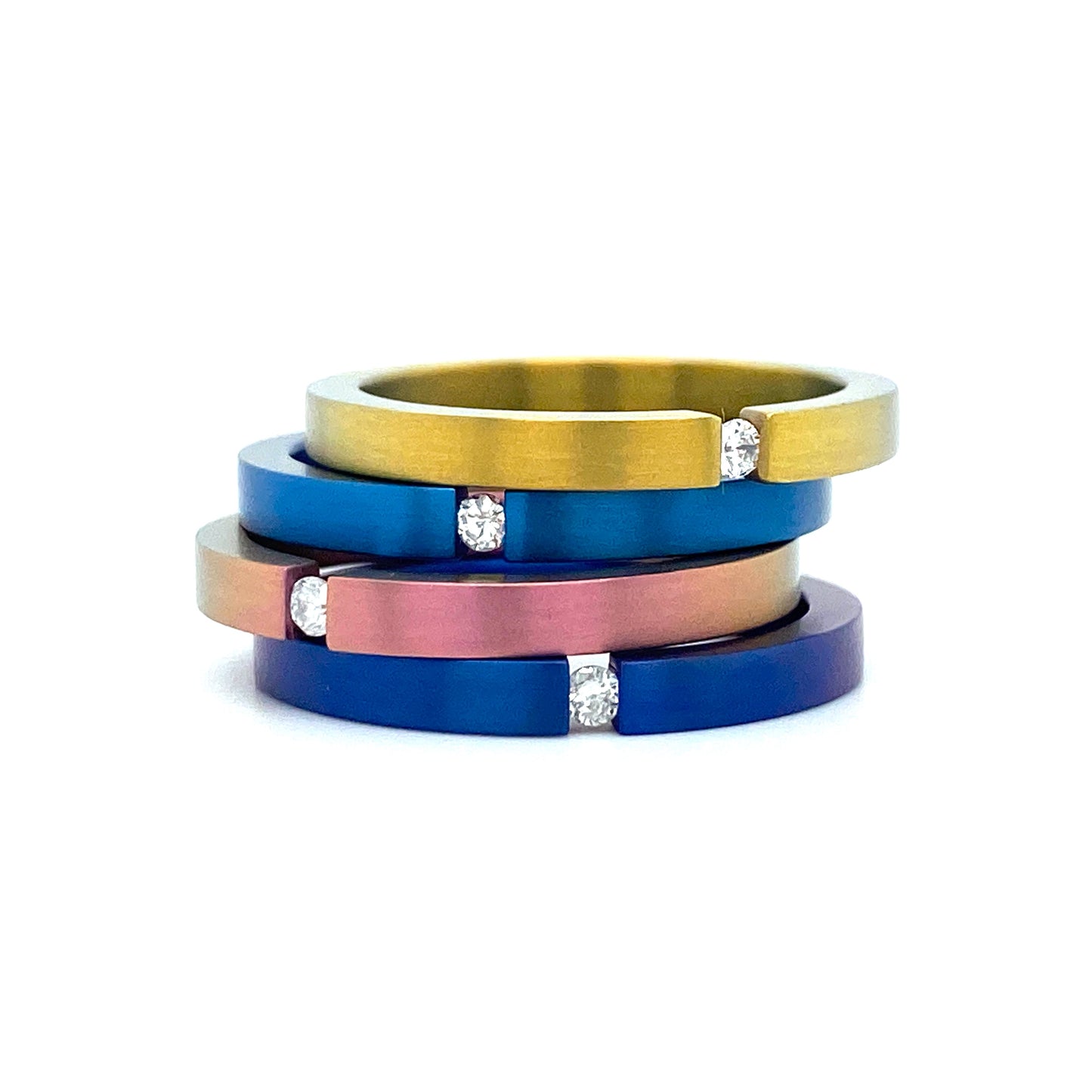 Diverse gekleurde titanium ringen bezet met 1 briljant geslepen diamant van 0.03crt kleur top wesselton kwaliteit si maat 17.25/54 €135 per stuk