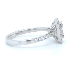 18 karaat wit gouden halo rij ring van 2.91 gram en 1 tot 2 mm breed. Bezet met 6 baguette geslepen diamanten met een totaalgewicht van 0.16 crt en 44 briljant geslepen diamanten met een totaalgewicht van 0.25 crt Kleur: Top Wesselton Kwaliteit: VS1 Zetting: 10 x 9 mm Model: R 10017