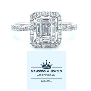 18 karaat wit gouden halo rij ring van 2.91 gram en 1 tot 2 mm breed. Bezet met 6 baguette geslepen diamanten met een totaalgewicht van 0.16 crt en 44 briljant geslepen diamanten met een totaalgewicht van 0.25 crt Kleur: Top Wesselton Kwaliteit: VS1 Zetting: 10 x 9 mm Model: R 10017