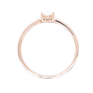 18 karaat rosé gouden solitaire ring van 1.74 gram en 2 mm breed. Bezet met een Hart geslepen diamant van 0.24 crt Kleur: Top Wesselton Kwaliteit: VS Zetting: 5 x 4 mm Model: R 10023