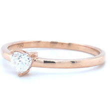 Afbeelding in Gallery-weergave laden, 18 karaat rosé gouden solitaire ring van 1.74 gram en 2 mm breed. Bezet met een Hart geslepen diamant van 0.24 crt Kleur: Top Wesselton Kwaliteit: VS Zetting: 5 x 4 mm Model: R 10023

