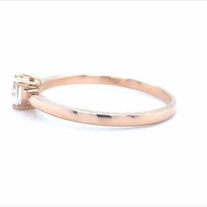 18 karaat rosé gouden solitaire ring van 1.74 gram en 2 mm breed. Bezet met een Hart geslepen diamant van 0.24 crt Kleur: Top Wesselton Kwaliteit: VS Zetting: 5 x 4 mm Model: R 10023