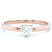 Afbeelding in Gallery-weergave laden, 18 karaat rosé gouden solitaire ring van 1.74 gram en 2 mm breed. Bezet met een Hart geslepen diamant van 0.24 crt Kleur: Top Wesselton Kwaliteit: VS Zetting: 5 x 4 mm Model: R 10023
