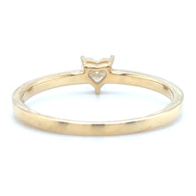 Load image into Gallery viewer, 18 karaat geel gouden solitaire ring van 1.9 gram en 2 mm breed. Bezet met een Hart geslepen diamant van 0.24 crt Kleur: Top Wesselton Kwaliteit: VS Zetting: 5 x 4 mm Model R: 10024
