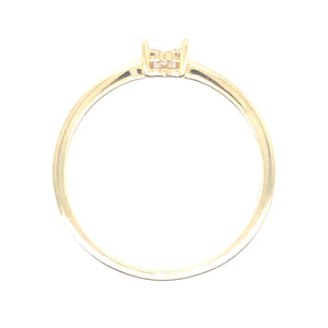 18 karaat geel gouden solitaire ring van 1.9 gram en 2 mm breed. Bezet met een Hart geslepen diamant van 0.24 crt Kleur: Top Wesselton Kwaliteit: VS Zetting: 5 x 4 mm Model R: 10024