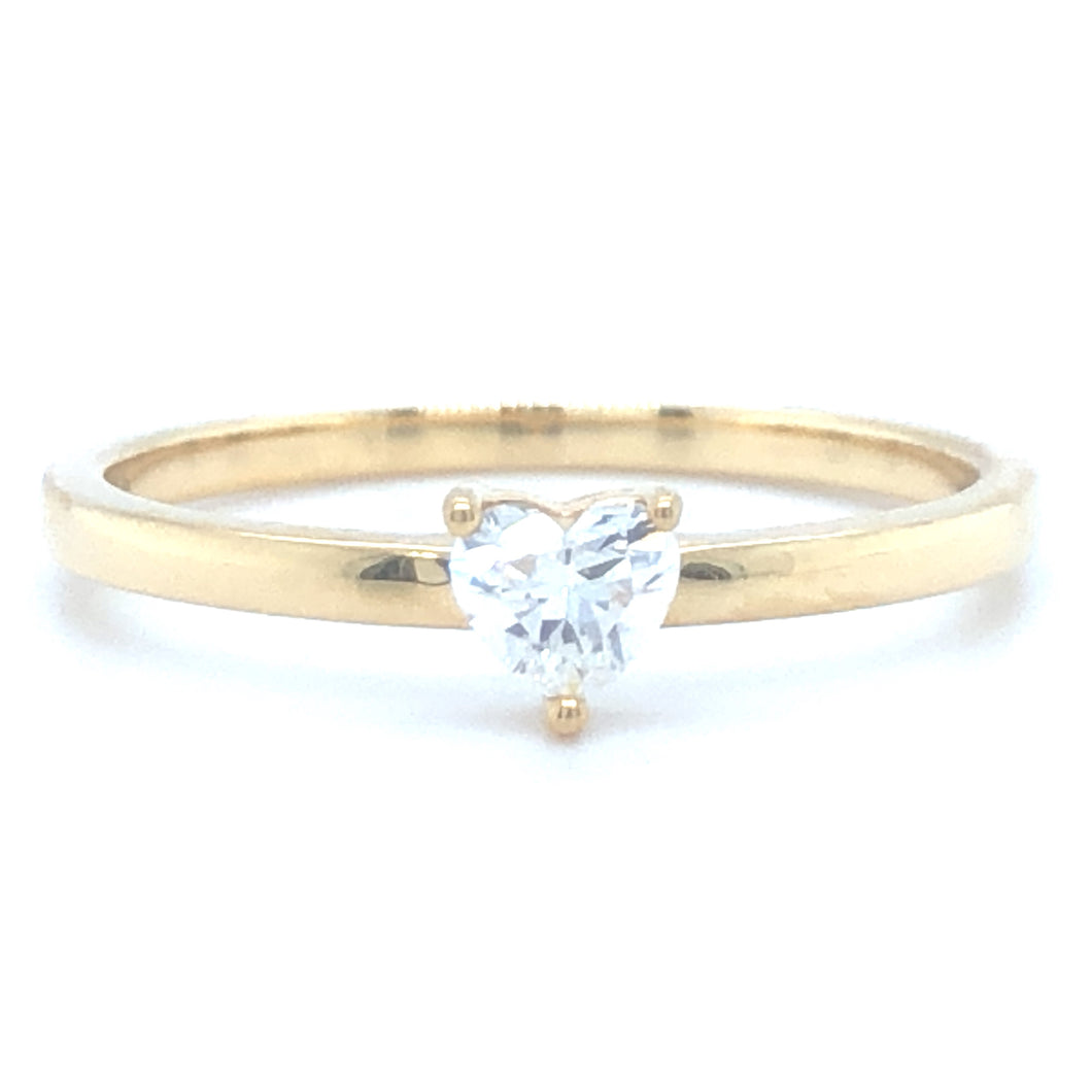 18 karaat geel gouden solitaire ring van 1.9 gram en 2 mm breed. Bezet met een Hart geslepen diamant van 0.24 crt Kleur: Top Wesselton Kwaliteit: VS Zetting: 5 x 4 mm Model R: 10024