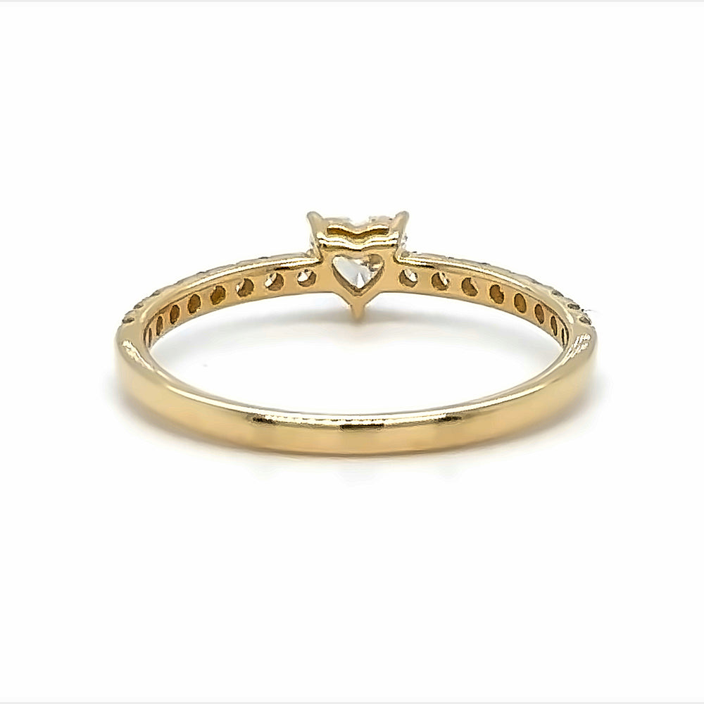 
                      
                        18 karaat geel gouden solitair pavé ring van 1.45 gram en 2 tot 3 mm breed. Bezet met 1 hartvormig geslepen diamant van 0.25 crt Kleur: Top Wesselton Kwaliteit: VS en 16 briljant geslepen diamanten met een totaalgewicht van 0.22 crt Kleur: Top Wesselton Kwaliteit: VS Zetting: 5 x 5 mm Model: R 10026
                      
                    