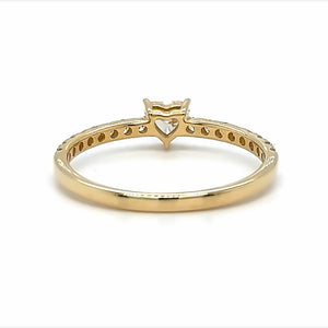 18 karaat geel gouden solitair pavé ring van 1.45 gram en 2 tot 3 mm breed. Bezet met 1 hartvormig geslepen diamant van 0.25 crt Kleur: Top Wesselton Kwaliteit: VS en 16 briljant geslepen diamanten met een totaalgewicht van 0.22 crt Kleur: Top Wesselton Kwaliteit: VS Zetting: 5 x 5 mm Model: R 10026