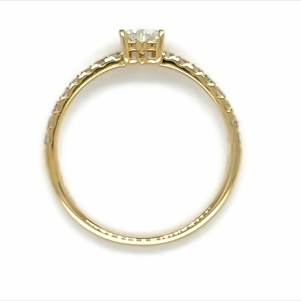 
                      
                        18 karaat geel gouden solitair pavé ring van 1.45 gram en 2 tot 3 mm breed. Bezet met 1 hartvormig geslepen diamant van 0.25 crt Kleur: Top Wesselton Kwaliteit: VS en 16 briljant geslepen diamanten met een totaalgewicht van 0.22 crt Kleur: Top Wesselton Kwaliteit: VS Zetting: 5 x 5 mm Model: R 10026
                      
                    