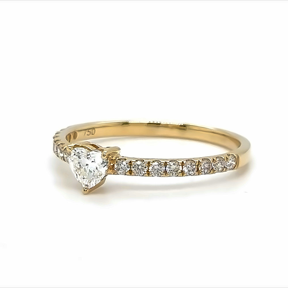 
                      
                        18 karaat geel gouden solitair pavé ring van 1.45 gram en 2 tot 3 mm breed. Bezet met 1 hartvormig geslepen diamant van 0.25 crt Kleur: Top Wesselton Kwaliteit: VS en 16 briljant geslepen diamanten met een totaalgewicht van 0.22 crt Kleur: Top Wesselton Kwaliteit: VS Zetting: 5 x 5 mm Model: R 10026
                      
                    