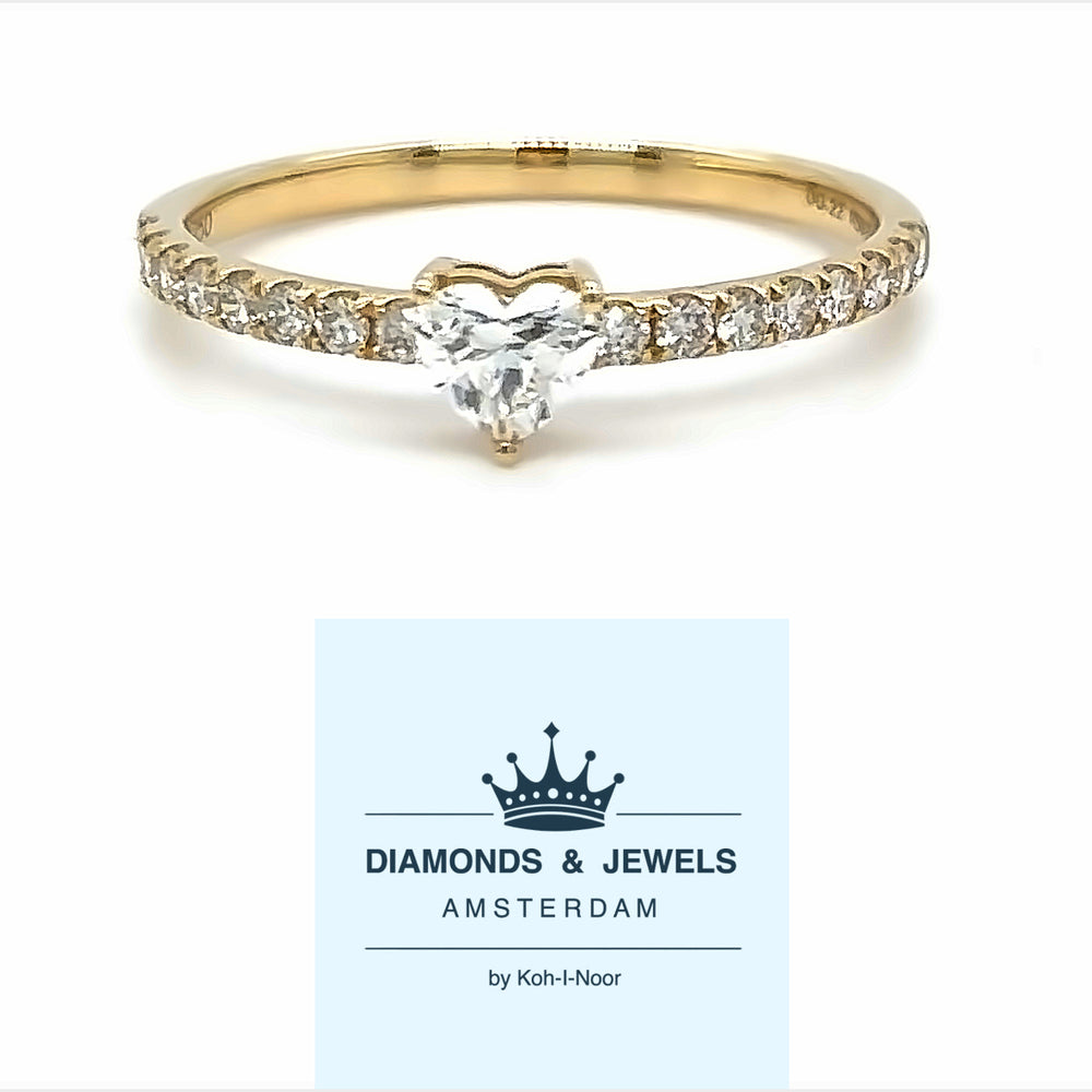 18 karaat geel gouden solitair pavé ring van 1.45 gram en 2 tot 3 mm breed. Bezet met 1 hartvormig geslepen diamant van 0.25 crt Kleur: Top Wesselton Kwaliteit: VS en 16 briljant geslepen diamanten met een totaalgewicht van 0.22 crt Kleur: Top Wesselton Kwaliteit: VS Zetting: 5 x 5 mm Model: R 10026