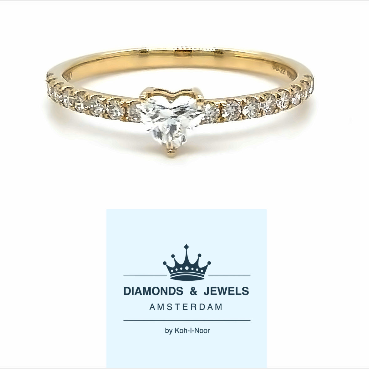 18 karaat geel gouden solitair pavé ring van 1.45 gram en 2 tot 3 mm breed. Bezet met 1 hartvormig geslepen diamant van 0.25 crt Kleur: Top Wesselton Kwaliteit: VS en 16 briljant geslepen diamanten met een totaalgewicht van 0.22 crt Kleur: Top Wesselton Kwaliteit: VS Zetting: 5 x 5 mm Model: R 10026