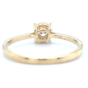 18 karaat geel gouden ring van 1.64 gram en 1 tot 2 mm breed. Bezet met 1 briljant geslepen diamant van 0.08 crt Kleur: Top Wesselton Kwaliteit: VS en 9 briljant geslepen diamanten met een totaalgewicht van 0.08 crt Kleur: Top Wesselton Kwaliteit: VS Zetting: Ø 5 mm Model: R 10032