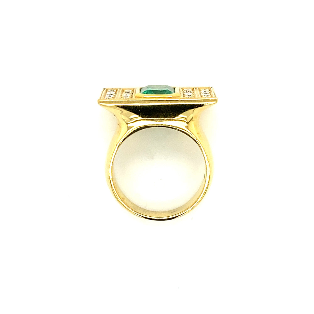 
                      
                        Bijzondere 18 karaat geel gouden ’70 fantasie ring bezet met 1 smaragd van 2.53 crt en 20 briljant geslepen diamanten met een totaalgewicht van 0.80 crt kleur G kwaliteit VVS model r177 €8900
                      
                    