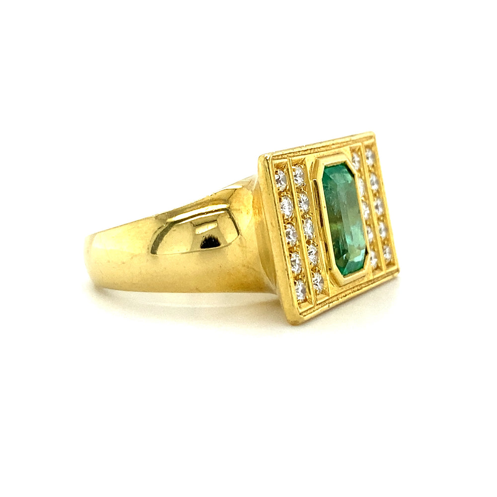 
                      
                        Bijzondere 18 karaat geel gouden ’70 fantasie ring bezet met 1 smaragd van 2.53 crt en 20 briljant geslepen diamanten met een totaalgewicht van 0.80 crt kleur G kwaliteit VVS model r177 €8900
                      
                    