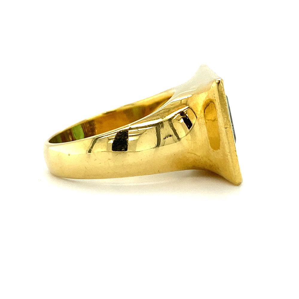 
                      
                        Bijzondere 18 karaat geel gouden ’70 fantasie ring bezet met 1 smaragd van 2.53 crt en 20 briljant geslepen diamanten met een totaalgewicht van 0.80 crt kleur G kwaliteit VVS model r177 €8900
                      
                    
