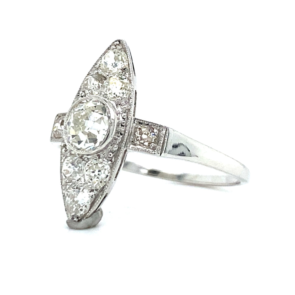 
                      
                        18 karaat antieke witgouden art deco ring bezet met 1 bolsjewiek geslepen diamant van 0.55 crt kleur F/G kwaliteit VS1 en 68 bolsjewiek geslepen diamanten met een totaalgewicht van 0.15 crt kleur top wesselton kwaliteit VS1 19x7mm model r 4024 €2010
                      
                    