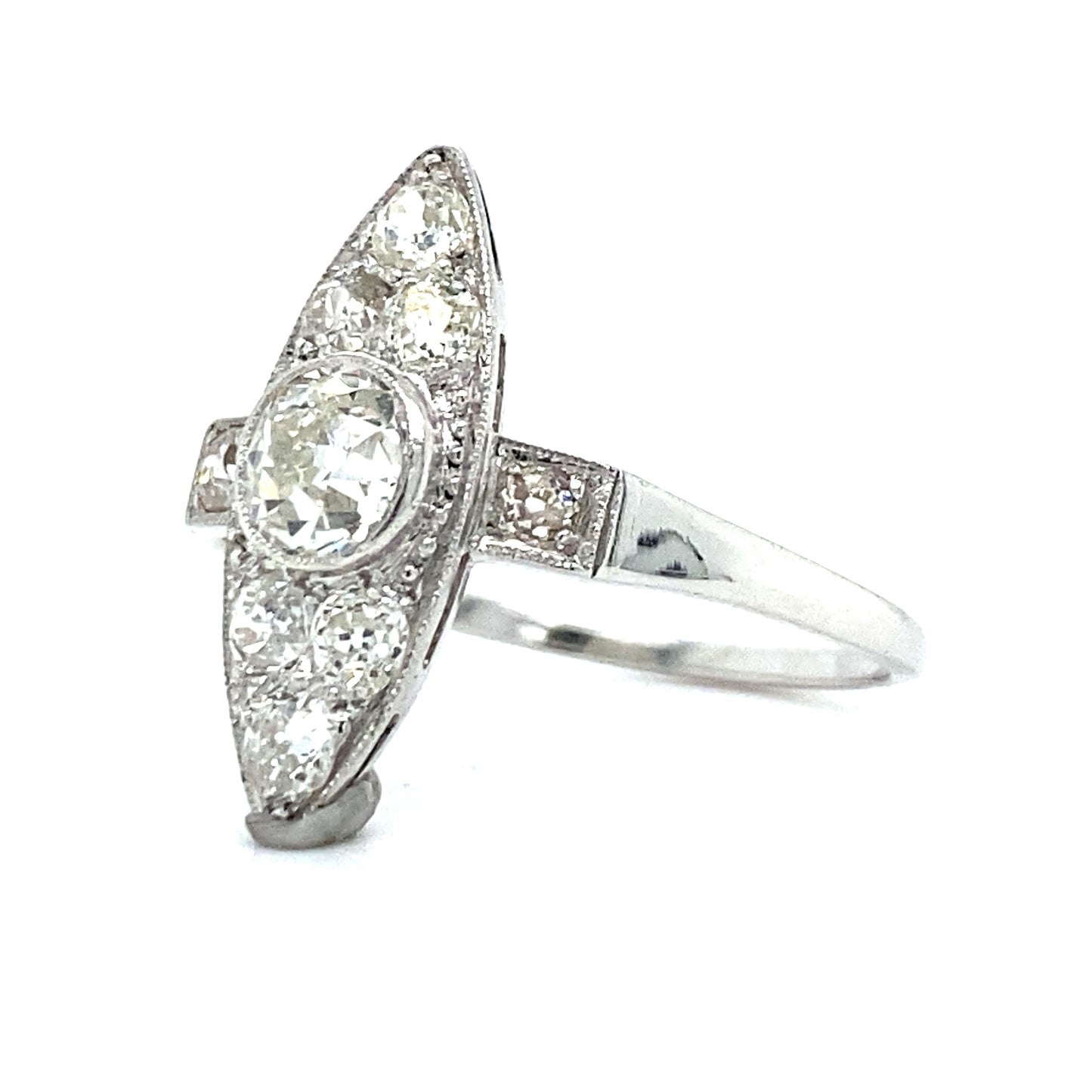18 karaat antieke witgouden art deco ring bezet met 1 bolsjewiek geslepen diamant van 0.55 crt kleur F/G kwaliteit VS1 en 68 bolsjewiek geslepen diamanten met een totaalgewicht van 0.15 crt kleur top wesselton kwaliteit VS1 19x7mm model r 4024 €2010