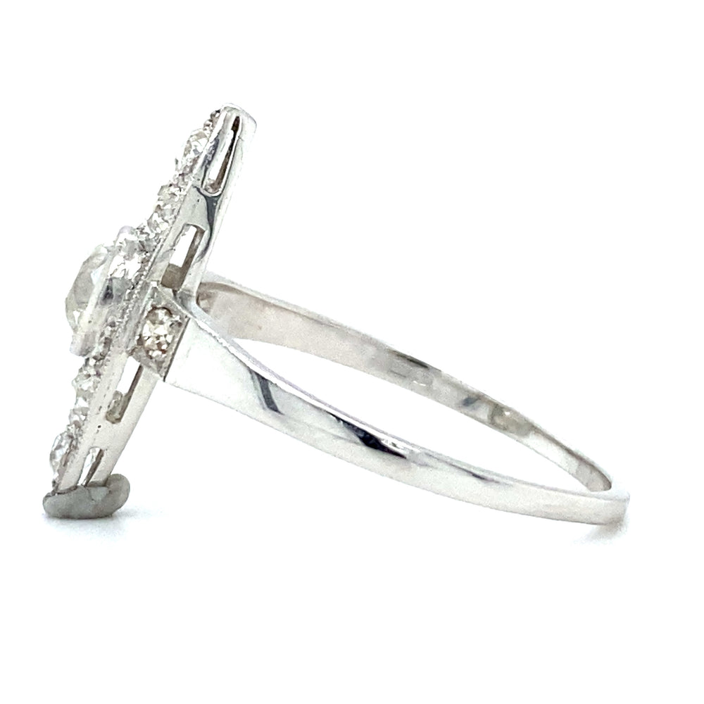
                      
                        18 karaat antieke witgouden art deco ring bezet met 1 bolsjewiek geslepen diamant van 0.55 crt kleur F/G kwaliteit VS1 en 68 bolsjewiek geslepen diamanten met een totaalgewicht van 0.15 crt kleur top wesselton kwaliteit VS1 19x7mm model r 4024 €2010
                      
                    