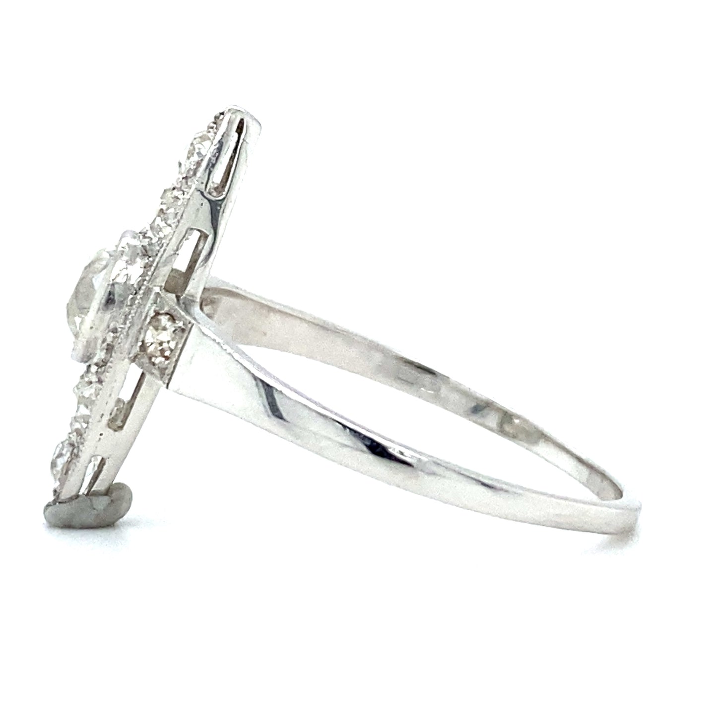 18 karaat antieke witgouden art deco ring bezet met 1 bolsjewiek geslepen diamant van 0.55 crt kleur F/G kwaliteit VS1 en 68 bolsjewiek geslepen diamanten met een totaalgewicht van 0.15 crt kleur top wesselton kwaliteit VS1 19x7mm model r 4024 €2010
