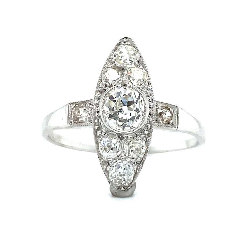 18 karaat antieke witgouden art deco ring bezet met 1 bolsjewiek geslepen diamant van 0.55 crt kleur F/G kwaliteit VS1 en 68 bolsjewiek geslepen diamanten met een totaalgewicht van 0.15 crt kleur top wesselton kwaliteit VS1 19x7mm model r 4024 €2010