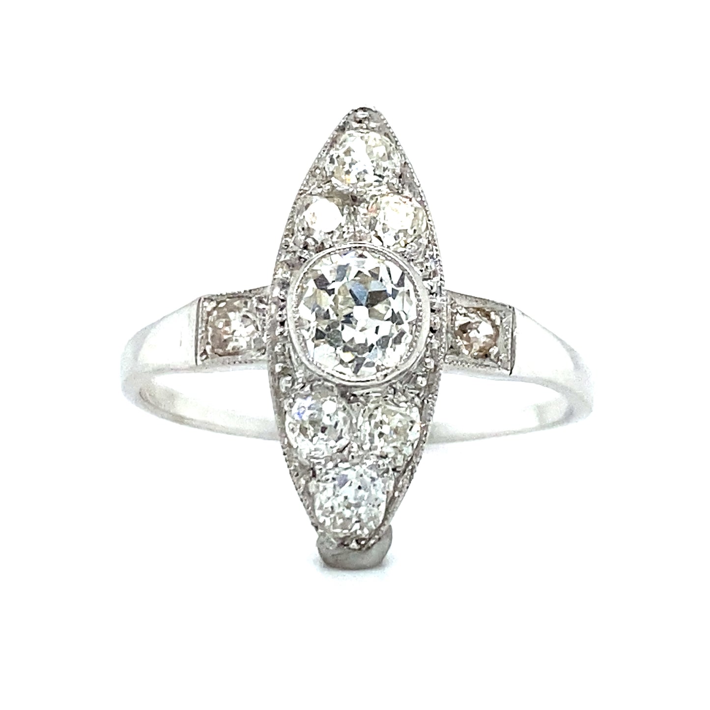 18 karaat antieke witgouden art deco ring bezet met 1 bolsjewiek geslepen diamant van 0.55 crt kleur F/G kwaliteit VS1 en 68 bolsjewiek geslepen diamanten met een totaalgewicht van 0.15 crt kleur top wesselton kwaliteit VS1 19x7mm model r 4024 €2010