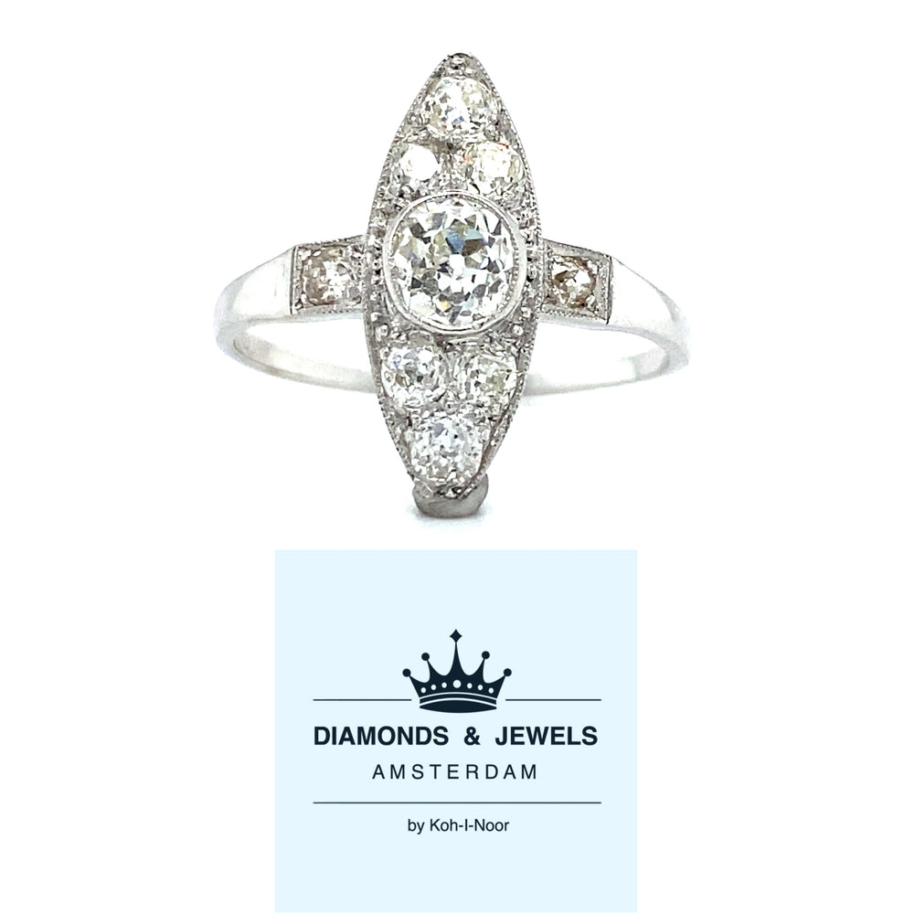 18 karaat antieke witgouden art deco ring bezet met 1 bolsjewiek geslepen diamant van 0.55 crt kleur F/G kwaliteit VS1 en 68 bolsjewiek geslepen diamanten met een totaalgewicht van 0.15 crt kleur top wesselton kwaliteit VS1 19x7mm model r 4024 €2010