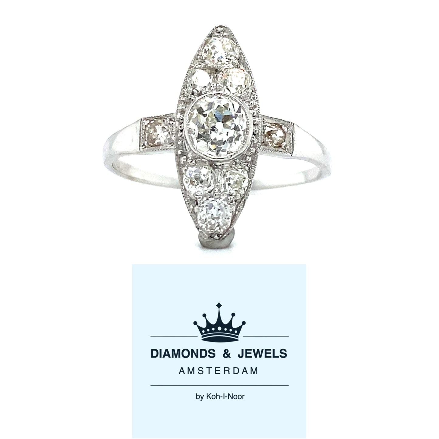 18 karaat antieke witgouden art deco ring bezet met 1 bolsjewiek geslepen diamant van 0.55 crt kleur F/G kwaliteit VS1 en 68 bolsjewiek geslepen diamanten met een totaalgewicht van 0.15 crt kleur top wesselton kwaliteit VS1 19x7mm model r 4024 €2010