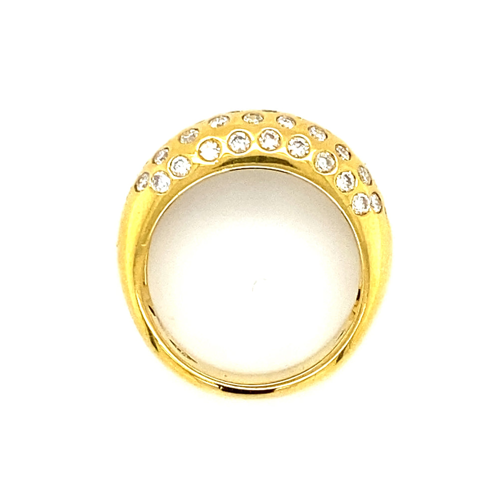 
                      
                        18krt geelgouden bolle pavéring bezet met 49 briljant geslepen diamanten met een totaalgewicht van 1.05crt kleur top wesselton kwaliteit vs maat 16.5/52 model r4324 €1997
                      
                    