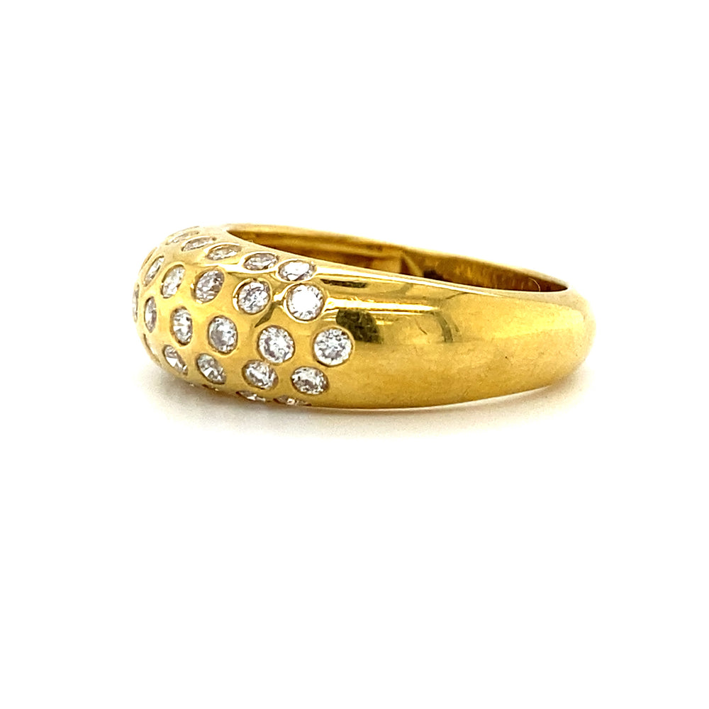 
                      
                        18krt geelgouden bolle pavéring bezet met 49 briljant geslepen diamanten met een totaalgewicht van 1.05crt kleur top wesselton kwaliteit vs maat 16.5/52 model r4324 €1997
                      
                    