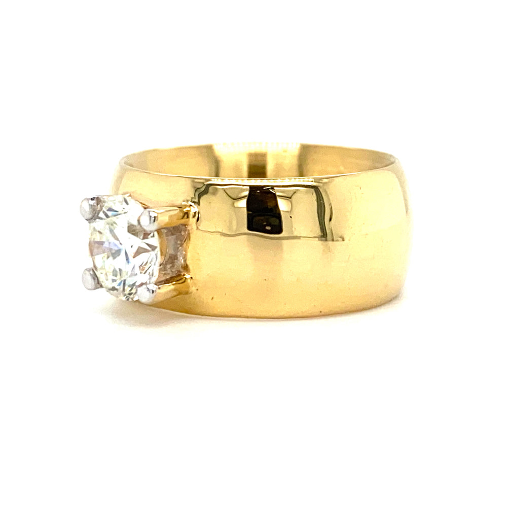 
                      
                        18krt geel gouden brede design ring met 1 briljant geslepen diamant van 1.3crt kleur g kwaliteit vvs2 maat 17/53 model r5855 €18.500
                      
                    