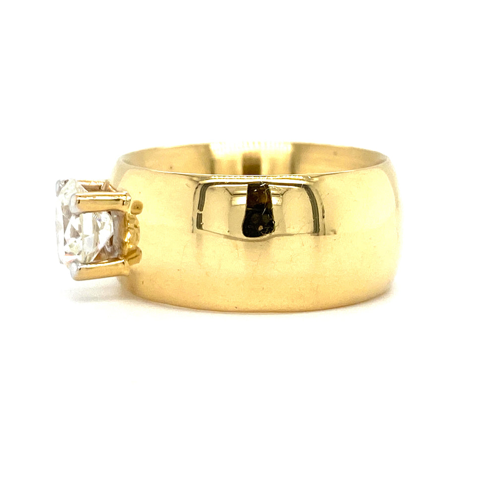 
                      
                        18krt geel gouden brede design ring met 1 briljant geslepen diamant van 1.3crt kleur g kwaliteit vvs2 maat 17/53 model r5855 €18.500
                      
                    