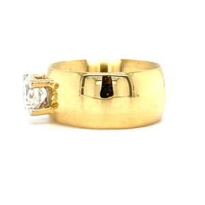 18krt geel gouden brede design ring met 1 briljant geslepen diamant van 1.3crt kleur g kwaliteit vvs2 maat 17/53 model r5855 €18.500