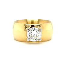 Load image into Gallery viewer, 18krt geel gouden brede design ring met 1 briljant geslepen diamant van 1.3crt kleur g kwaliteit vvs2 maat 17/53 model r5855 €18.500
