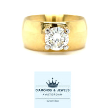 Cargar imagen en el visor de la galería, 18krt geel gouden brede design ring met 1 briljant geslepen diamant van 1.3crt kleur g kwaliteit vvs2 maat 17/53 model r5855 €18.500
