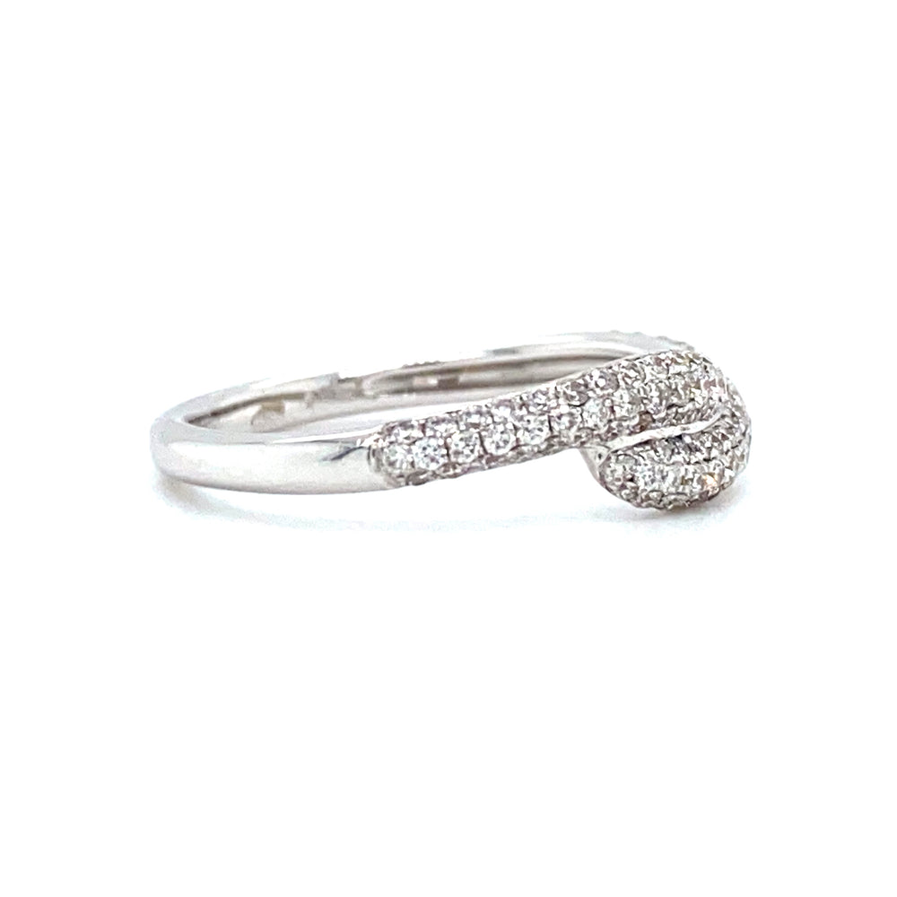 
                      
                        18krt witgouden pavé gezette rijring in een Twisted model bezet met briljant geslepen diamanten met een totaalgewicht van 0.45crt maat 17.25/54 model r5984 €1050 
                      
                    
