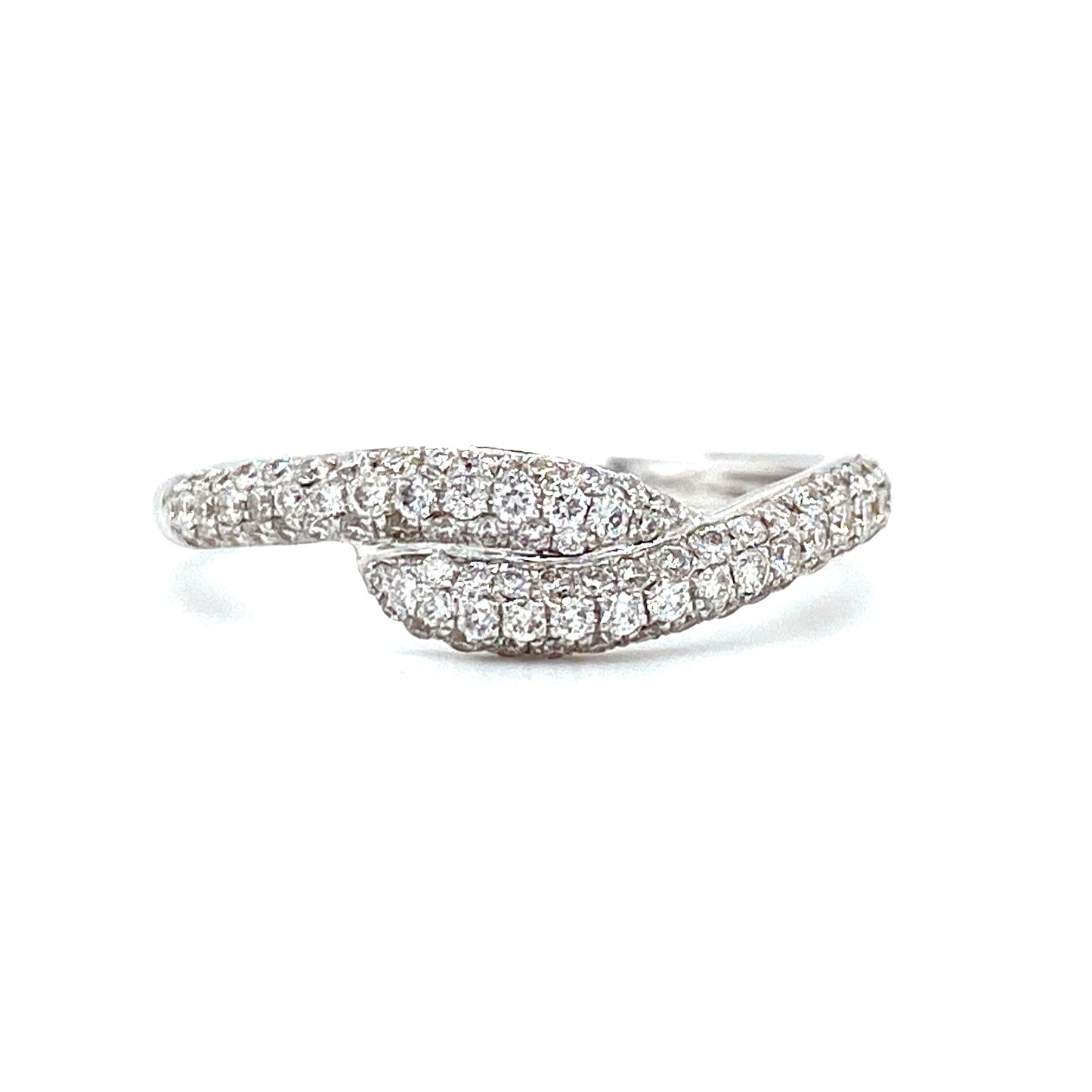 18krt witgouden pavé gezette rijring in een Twisted model bezet met briljant geslepen diamanten met een totaalgewicht van 0.45crt maat 17.25/54 model r5984 €1050 