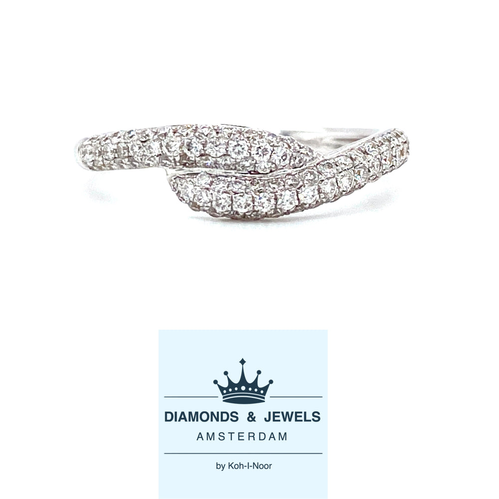 18krt witgouden pavé gezette rijring in een Twisted model bezet met briljant geslepen diamanten met een totaalgewicht van 0.45crt maat 17.25/54 model r5984 €1050 