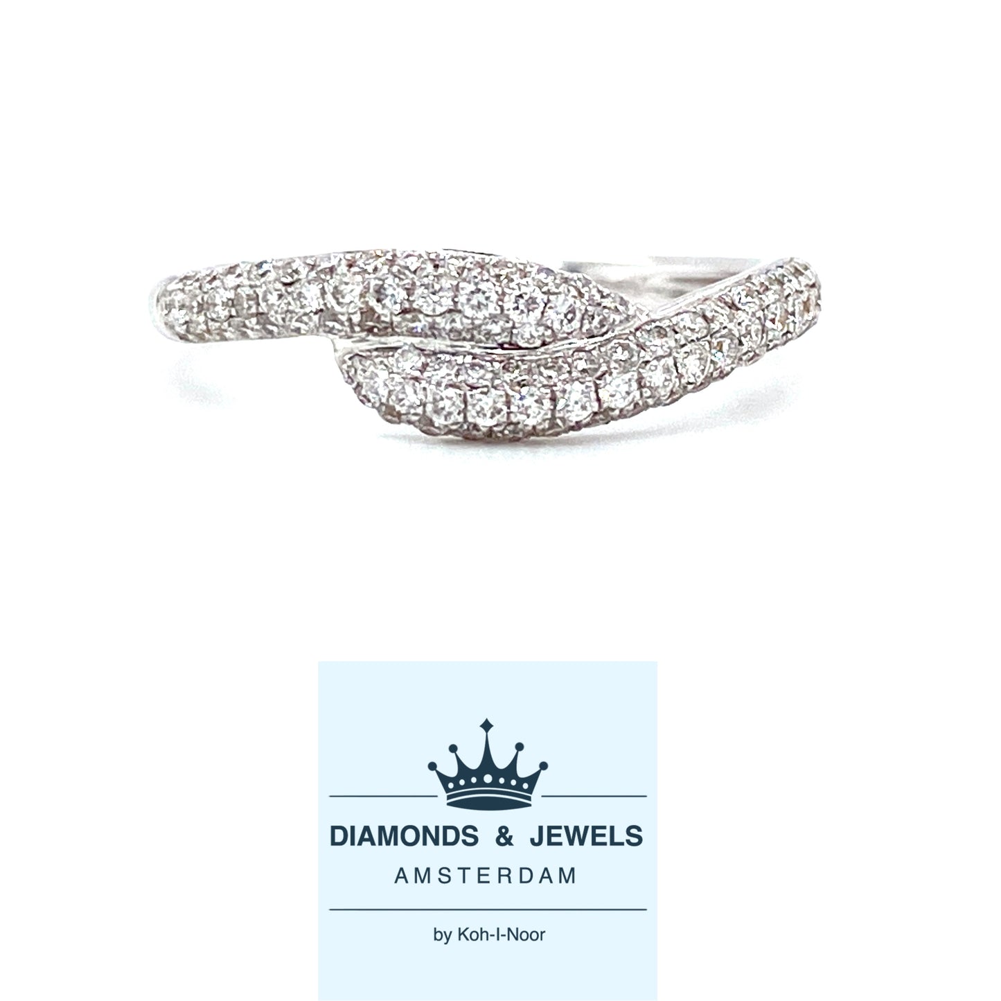 18krt witgouden pavé gezette rijring in een Twisted model bezet met briljant geslepen diamanten met een totaalgewicht van 0.45crt maat 17.25/54 model r5984 €1050 
