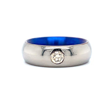 Cargar imagen en el visor de la galería, Brede titanium ring met blauwe binnenkant bezet met 1 briljant geslepen diamant van 0.24crt kleur top cape kwaliteit vs2 maat 17/53 7mm breed model r6284 €459
