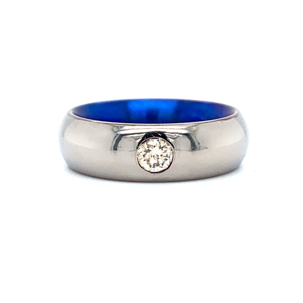 Brede titanium ring met blauwe binnenkant bezet met 1 briljant geslepen diamant van 0.24crt kleur top cape kwaliteit vs2 maat 17/53 7mm breed model r6284 €459