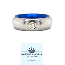Afbeelding in Gallery-weergave laden, Brede titanium ring met blauwe binnenkant bezet met 1 briljant geslepen diamant van 0.24crt kleur top cape kwaliteit vs2 maat 17/53 7mm breed model r6284 €459
