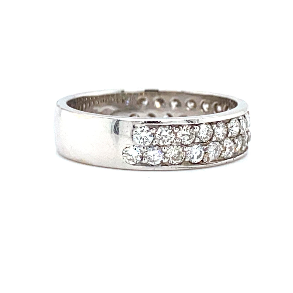 
                      
                        1krt witgouden pavé rijring bezet met 35 briljant geslepen diamanten met een totaalgewicht van 0.94crt kleur top wesselton vvs maat 16.5-52-5mm model r6593-€2600
                      
                    