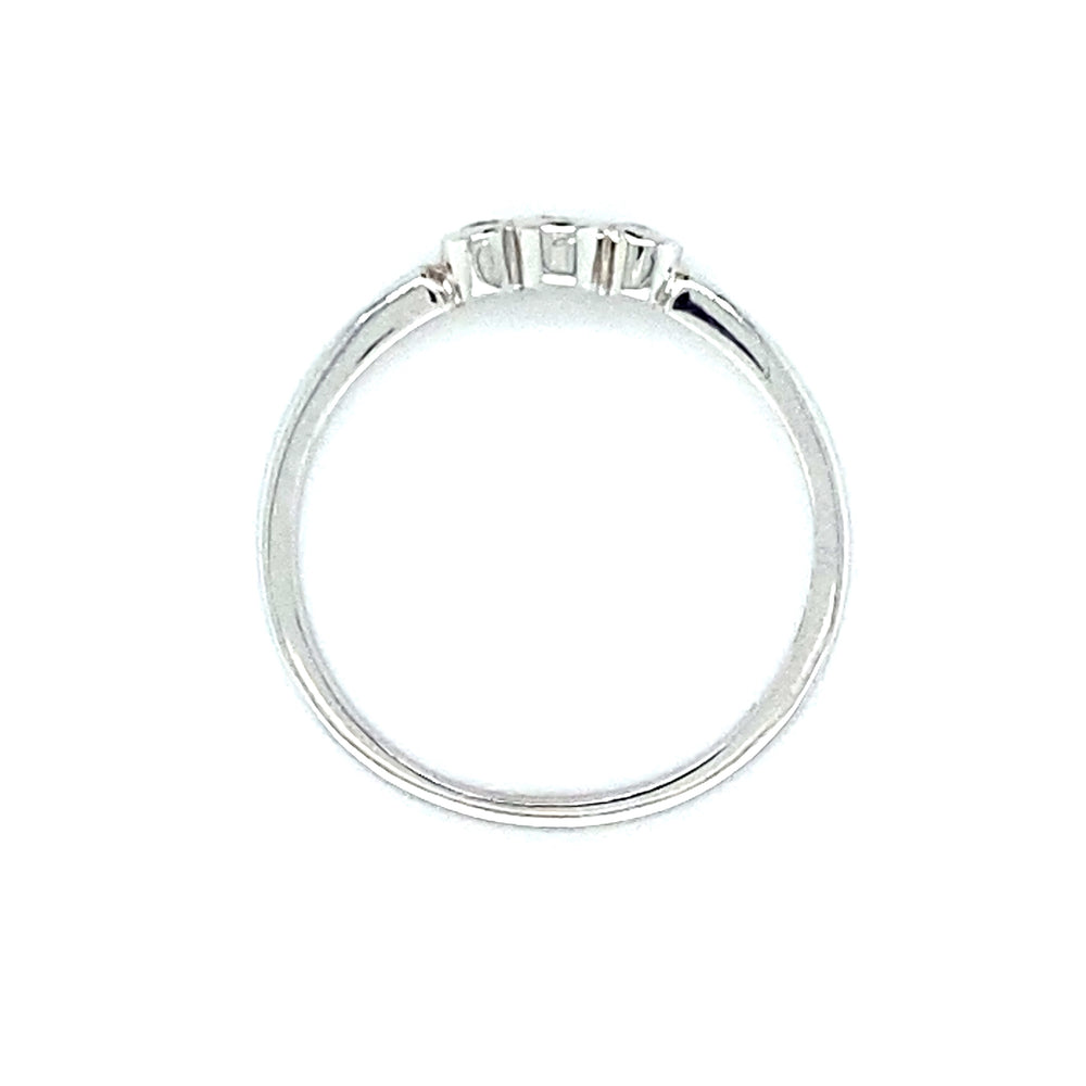 
                      
                        Witgouden trilogie ring met ronde zettingen. De ring weegt 2 gram en is bezet met 3 briljant geslepen diamanten met een totaalgewicht van 0.18 crt kleur top wesselton kwaliteit vs1. De zetting is 8 x 3.5mm Model R 6869
                      
                    